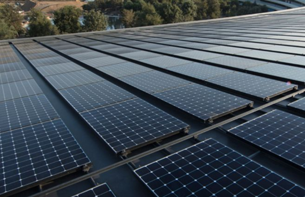 EGAT將太陽能電池板推到水壩上的浮標上