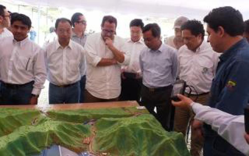 中國(guó)能建葛洲壩二公司承建的厄瓜多爾米拉多銅礦基米事故庫(kù)壩體填筑封頂