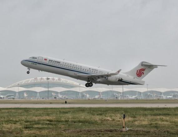 “身披”五星紅旗 國產飛機C909首次載旗執(zhí)行國際商業(yè)航班