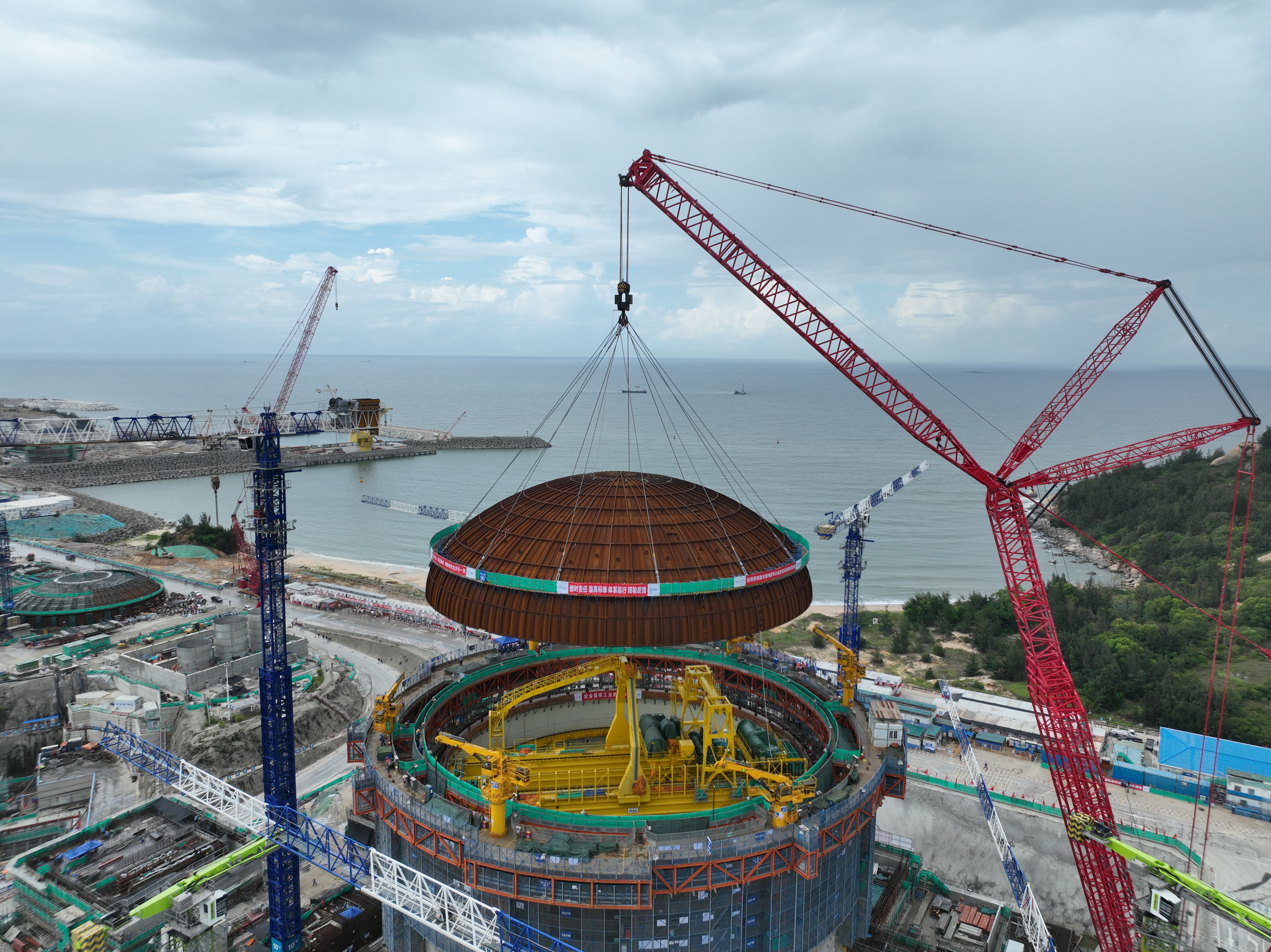 中廣核廣東陸豐核電6號機組完成穹頂吊裝