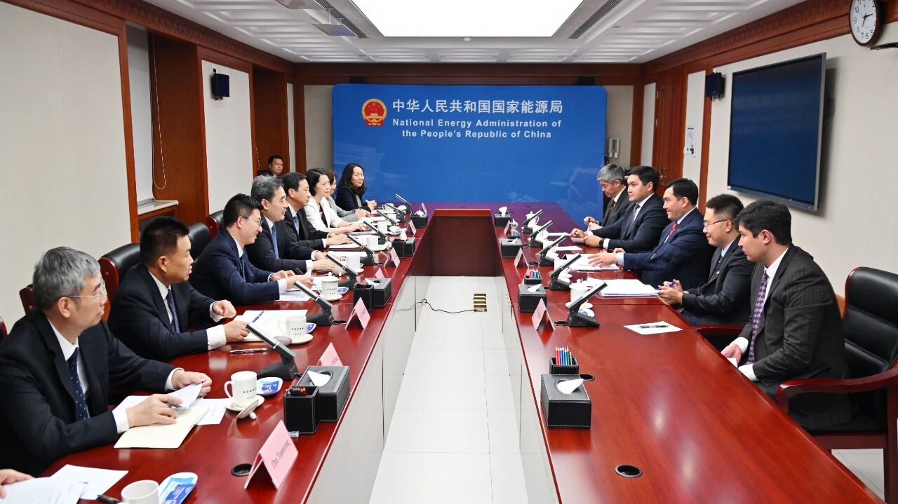 國(guó)家能源局主要負(fù)責(zé)人會(huì)見(jiàn)哈薩克斯坦能源部部長(zhǎng)