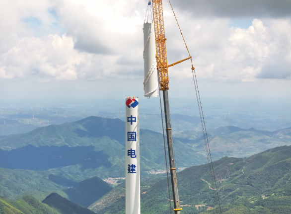 湖南歐陽海風電場二期項目完成首臺風機吊裝